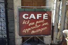 devant le  fabuleux Café "La Rotonde" Sigean